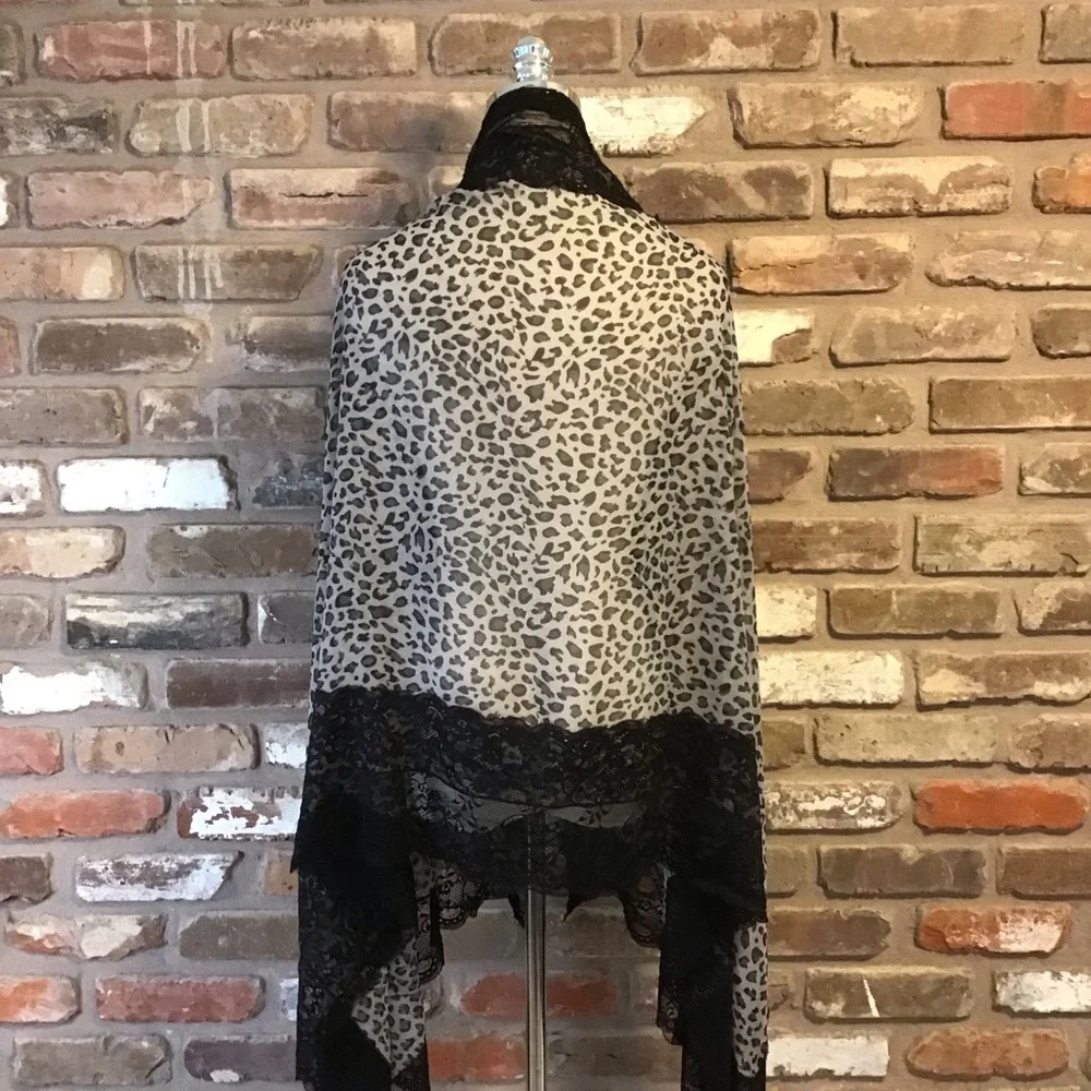 FIORE BY LA FIORENTINA Chic Black Lace and Leopard Print Scarf Wrap